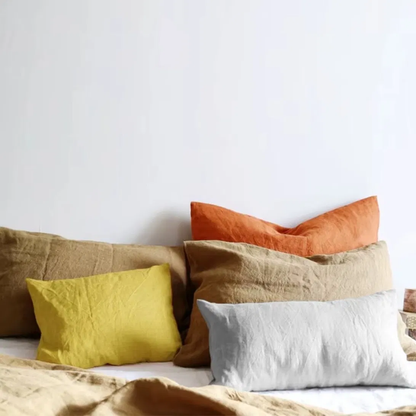 Coussins en lin lavé sur lit, ambiance chambre naturelle